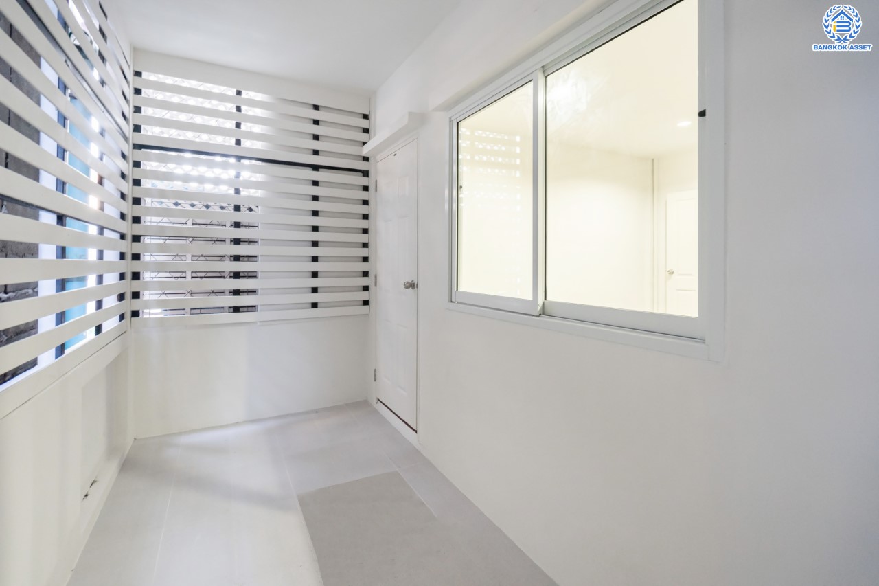 บ้านมือสองตกแต่งใหม่ ม.พิบูลย์การ์เด้นวิลล์ พิบูลย์สงคราม-พระราม5 เนื้อที่ 18 ตร.ว. ฟังก์ชัน 3 ห้องนอน 2 ห้องน้ำ จอดรถได้ 1 คัน บนสุดยอดทำเล! เชื่อมถนนพิบูลย์สงคราม, วงศ์สว่าง, นครอินทร์ และติวานนท์ ใกล้จุดขึ้นทางด่วนศรีรัช-วงแหวนรอบนอก ใกล้รถไฟฟ้า "สถานีแยกติวานนท์"...